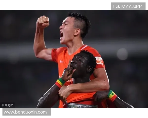 足球明星戴头带的时尚潮流与运动表现的完美结合探讨